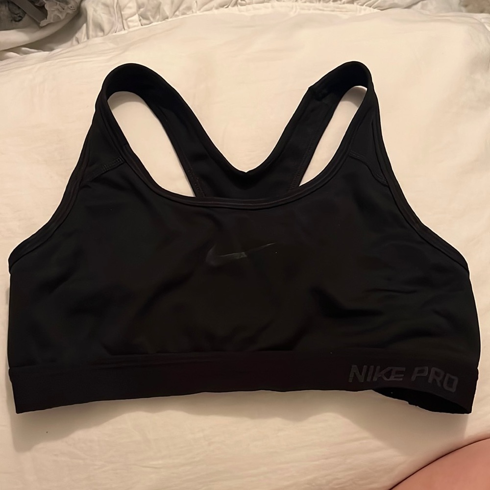 Black Nike pro sports bra
